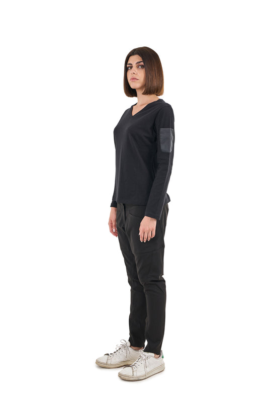 Γυναικεία μπλούζα με V λαιμόκοψη με λεπτομέρεια στο μ